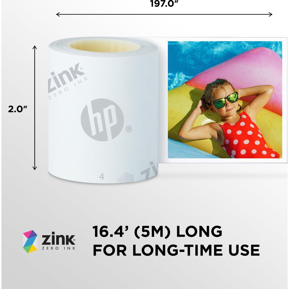 Rolka papieru Zink obok zdjęcia dziewczynki w basenie na dmuchanym materacu.