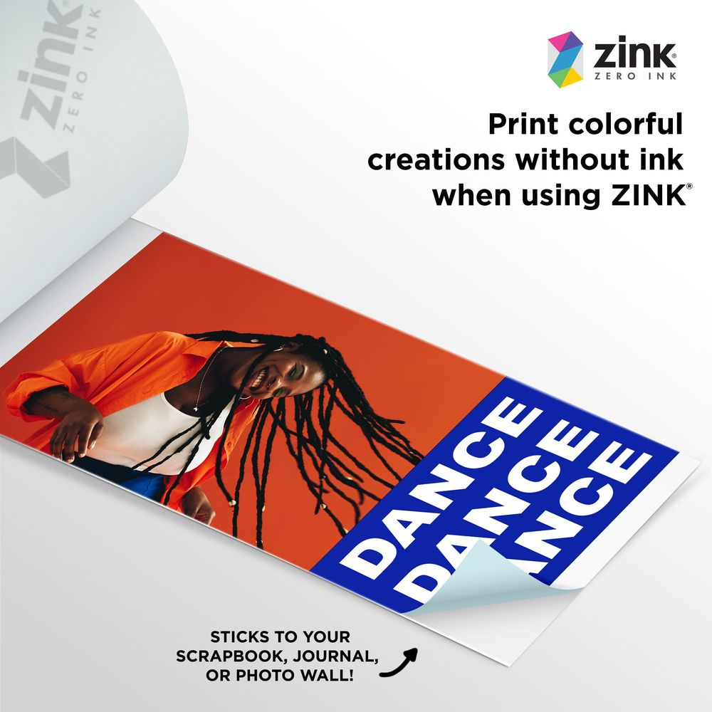 Zdjęcie uśmiechniętej kobiety z dredami w pomarańczowej koszuli z napisem 'DANCE'.