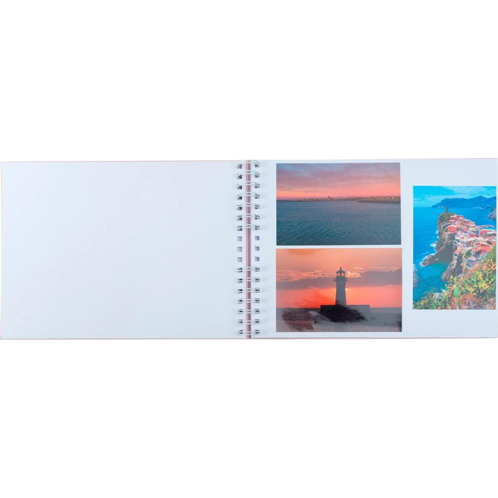 Álbum con tres fotos: ciudad junto al mar al atardecer, faro en la playa, pueblo costero.