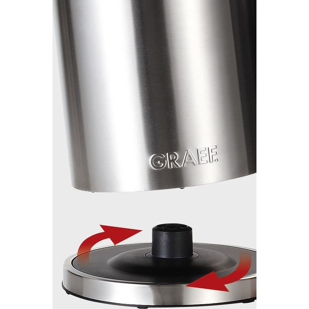 Silberner Wasserkocher mit "GRAEF"-Logo und roten Pfeilen auf schwarzer Basis.
