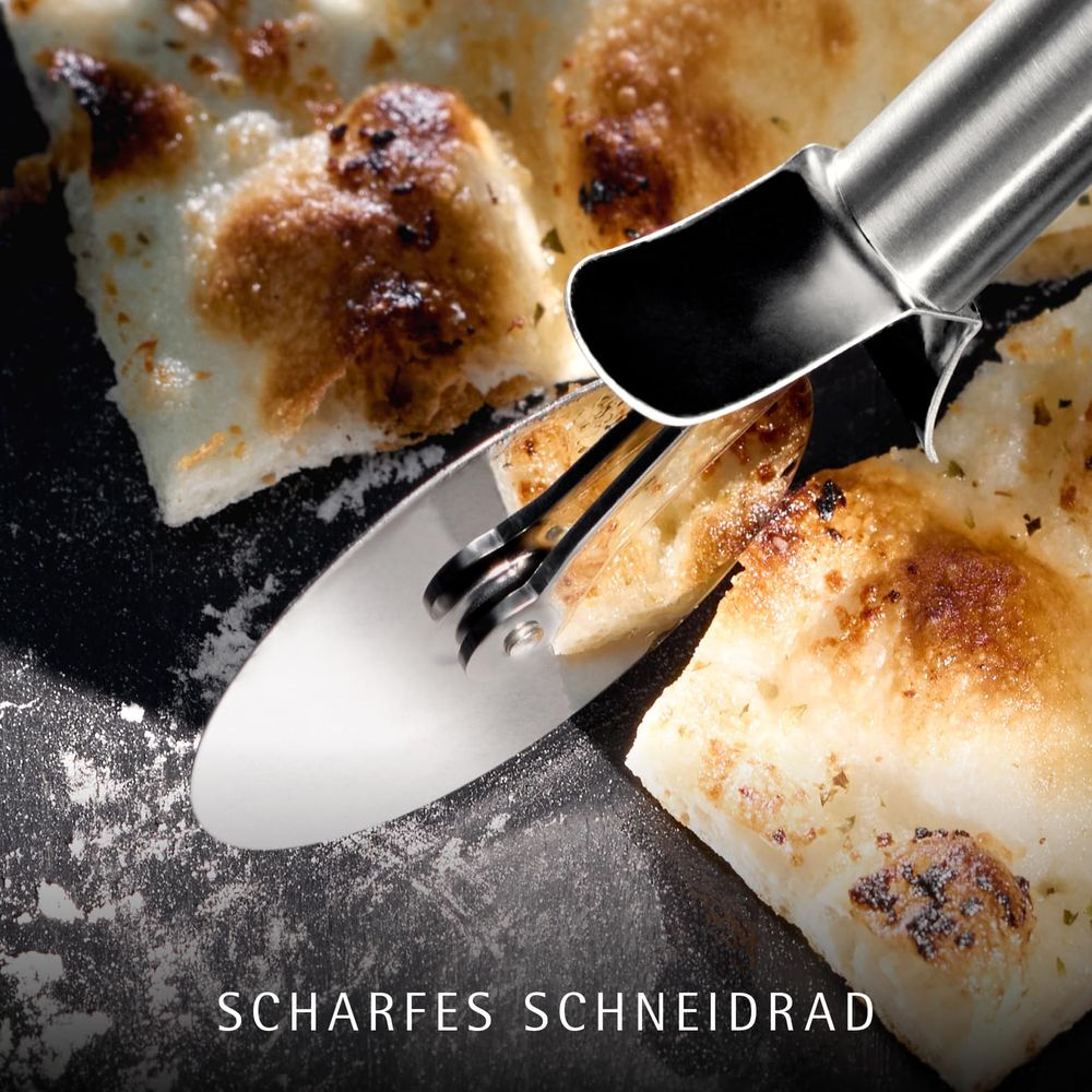 Ein Pizzaschneider schneidet ein knuspriges Fladenbrot auf einem dunklen Hintergrund.