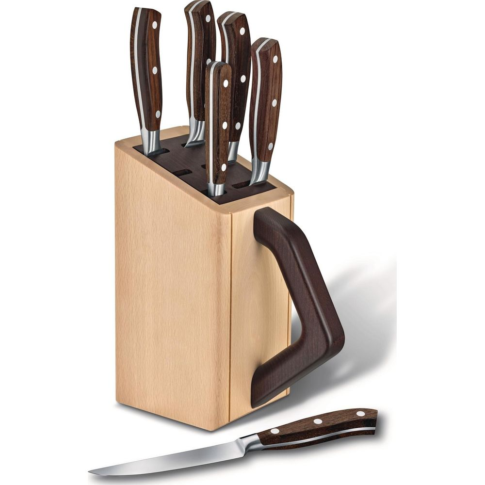 Holzmesserblock mit dunklen Holzgriffen und Messern. Ein Messer liegt vorne.
