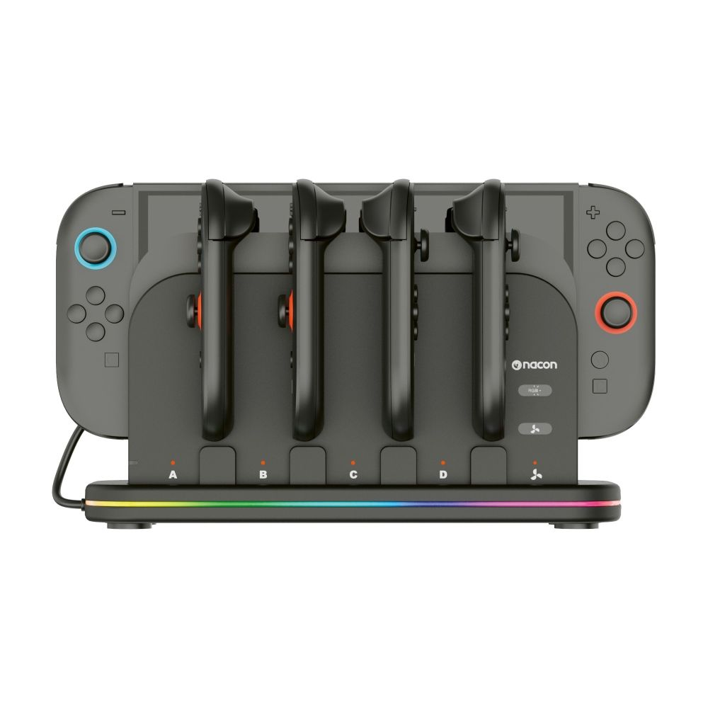Un soporte de carga negro para cuatro controladores con iluminación RGB en la base.