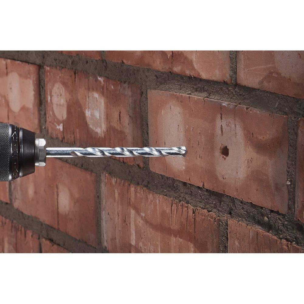 Broca en pared de ladrillo