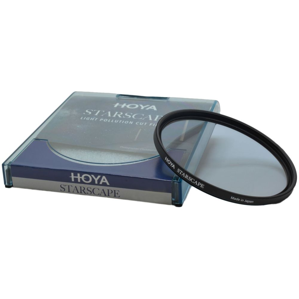 Un filtro Hoya Starscape per il taglio dell'inquinamento luminoso nella sua custodia blu su sfondo bianco.