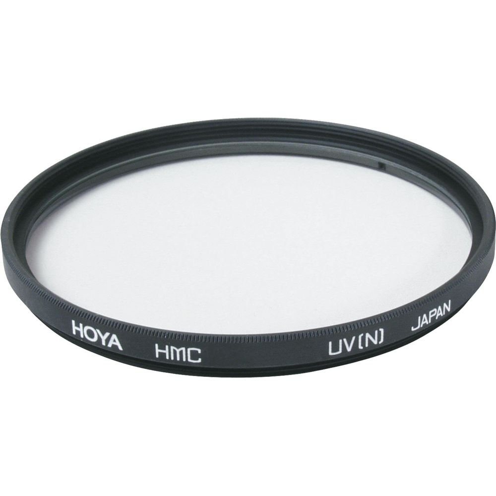 Ein Hoya HMC UV(N) Japan Objektivfilter mit schwarzem Rand auf weißem Grund.