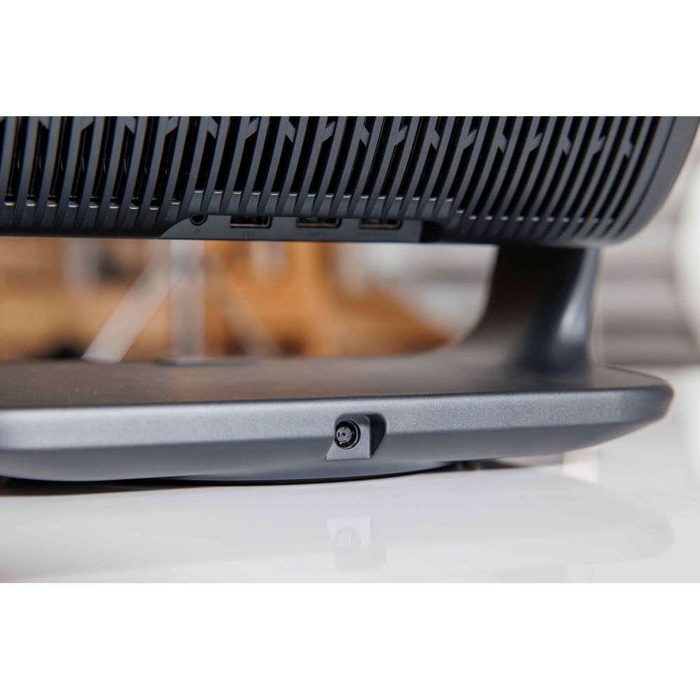 Nahaufnahme der Rückseite eines schwarzen Monitors mit Anschlüssen.