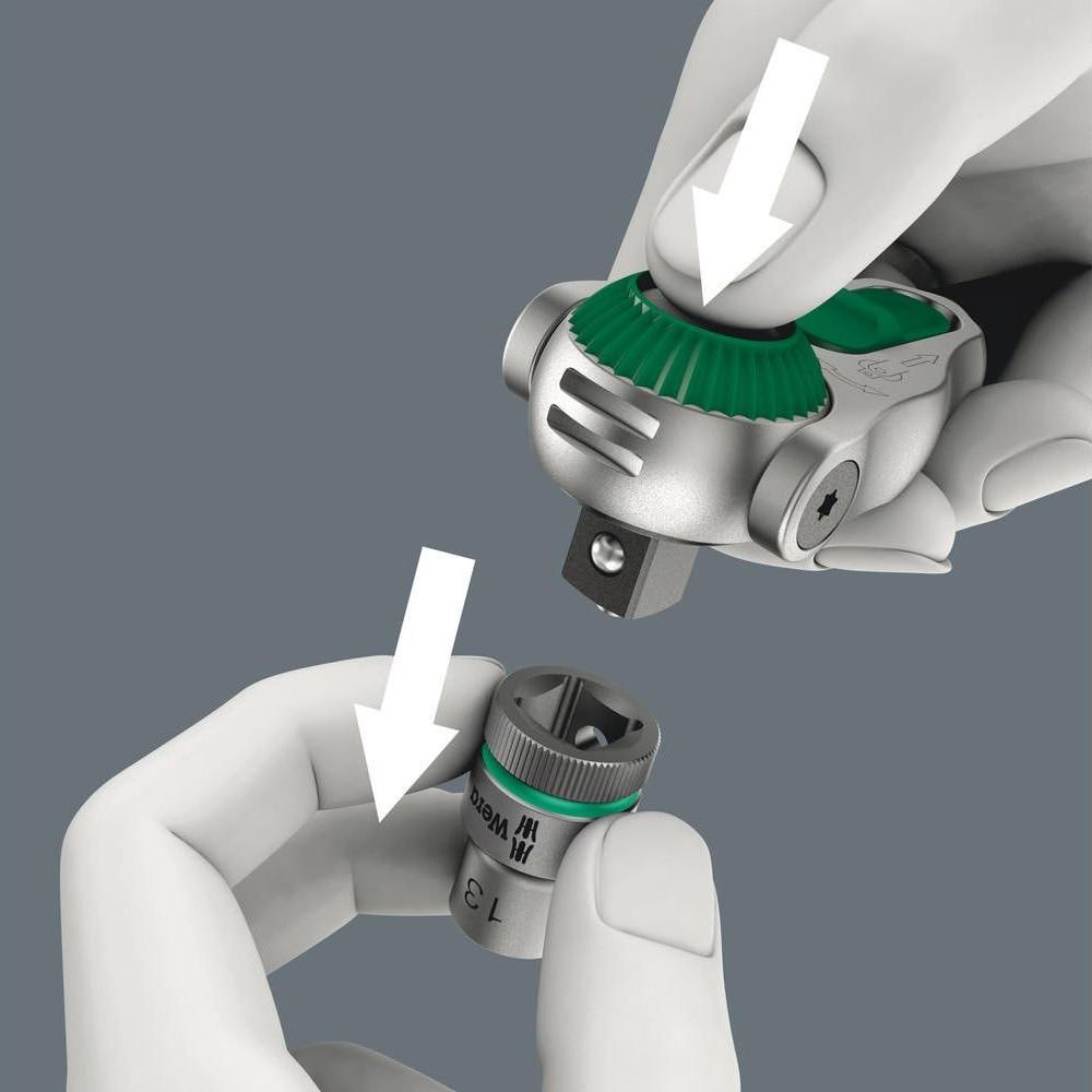 A hand holds a ratchet, another a socket. Arrows show insertion.