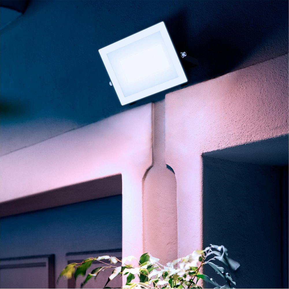 Ein weißer LED-Strahler leuchtet hell auf einer strukturierten Oberfläche.