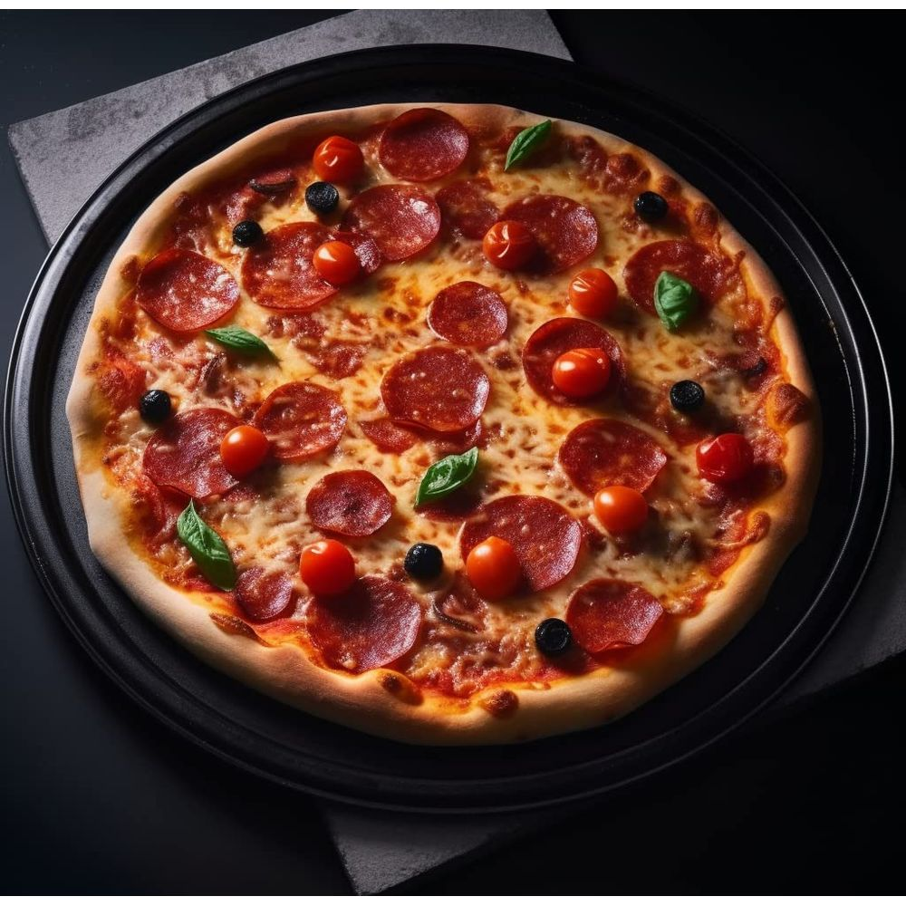 Eine Pepperonipizza mit Kirschtomaten, schwarzen Oliven und Basilikum.