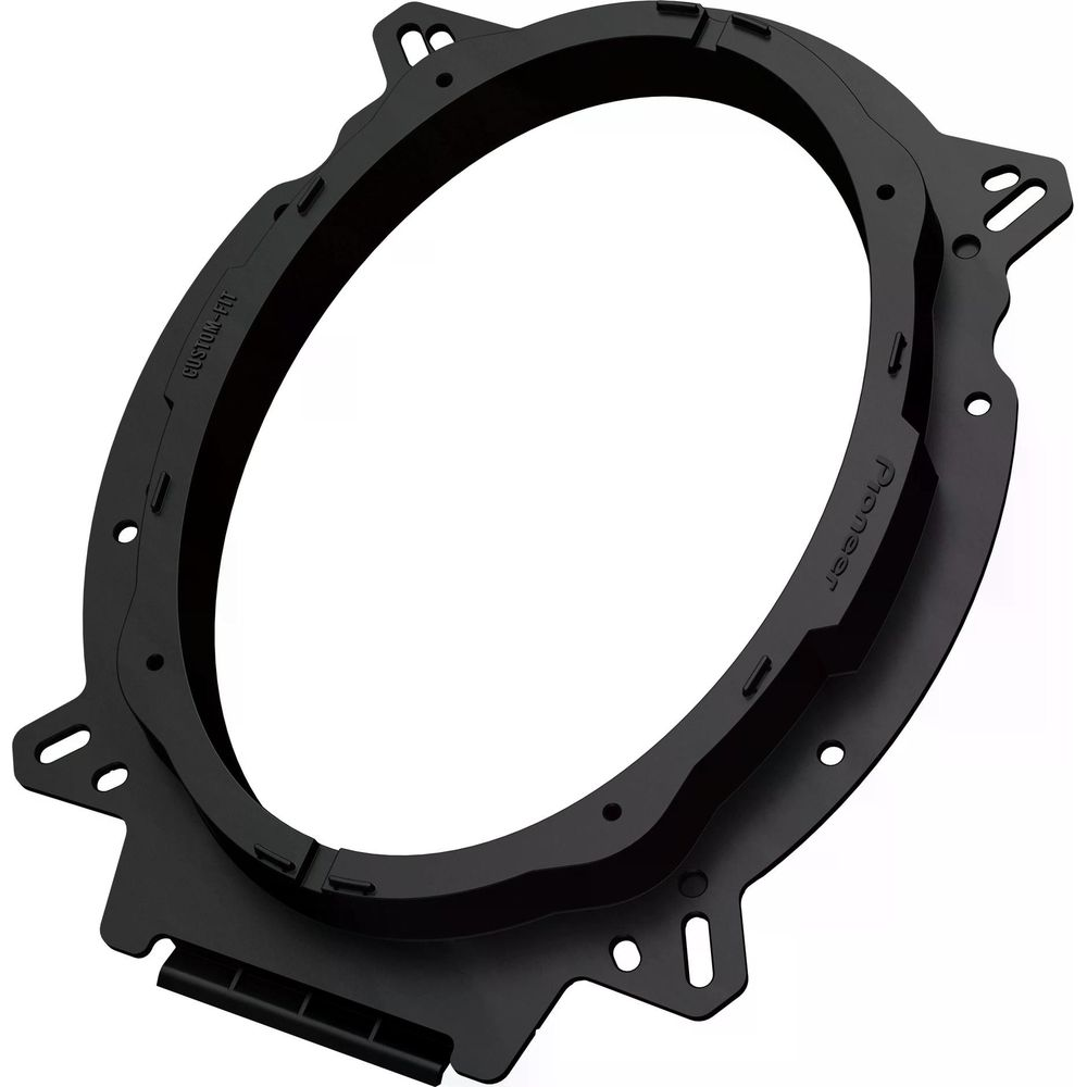 Ein schwarzer Pioneer-Lautsprecheradapter mit Montagebohrungen und geprägtem Text.