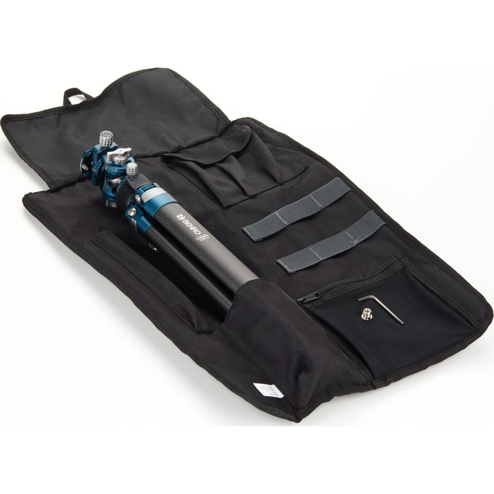 Een blauw en zwart carbon statief in een open zwarte tas met gereedschap.