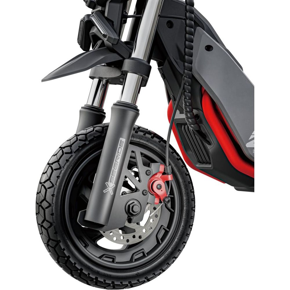 Vorderreifen und Federung eines E-Scooters mit roten Bremssätteln.