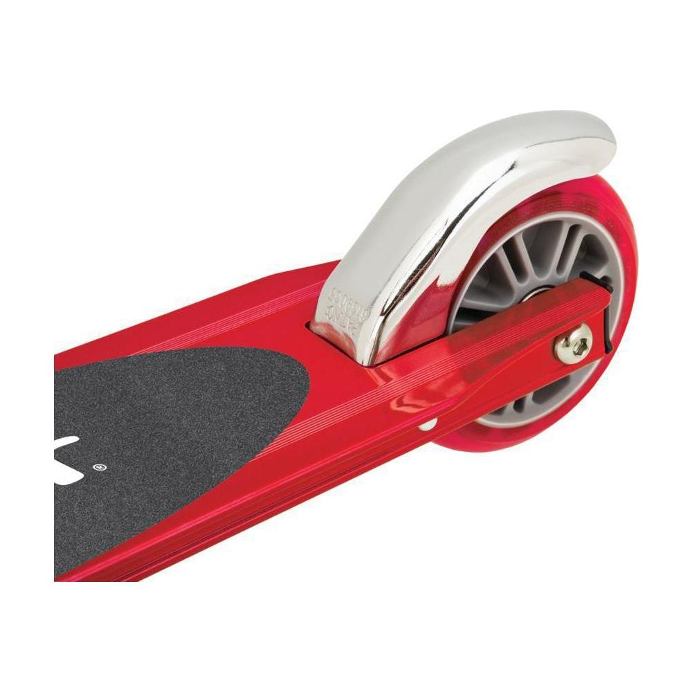 Rotes Rollerdeck mit Rad und Kotflügel