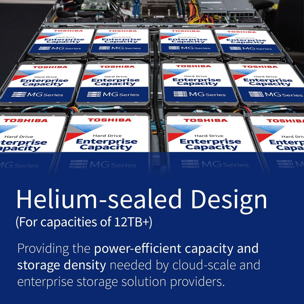 De nombreux disques durs Toshiba Enterprise dans un rack de serveur, avec texte sur Conception scellée à l'hélium.