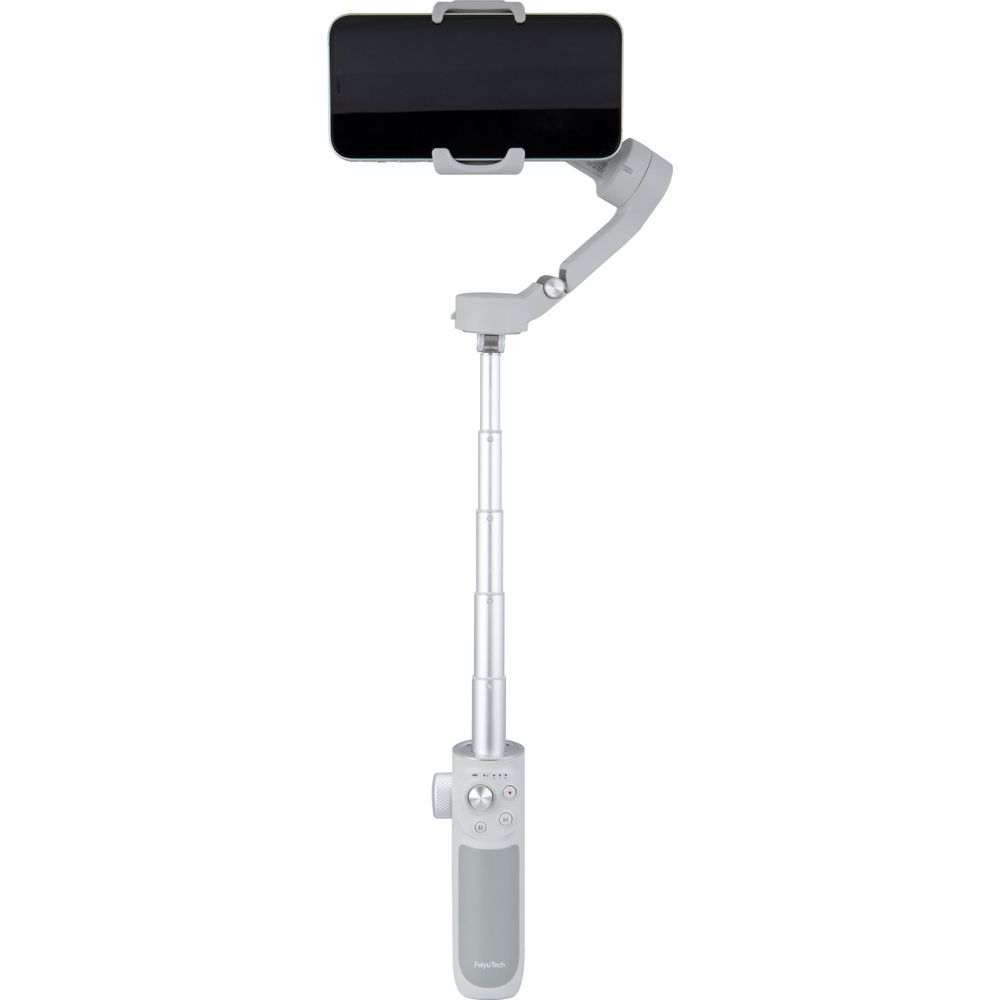 Un stabilisateur cardan argenté avec un téléphone dans un support horizontal, sur fond blanc.