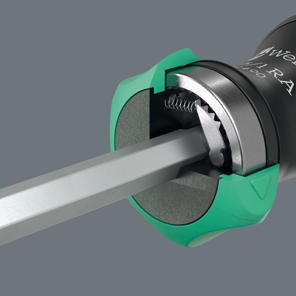 Zbliżenie główki śrubokręta z bitem sześciokątnym włożonym do mechanizmu.