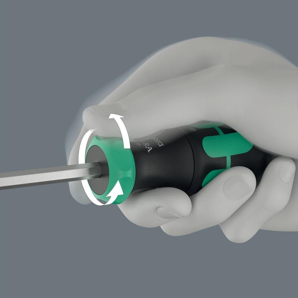 Dłoń trzymająca śrubokręt z zieloną rękojeścią i metalową końcówką, strzałki wskazują kierunek obrotu.