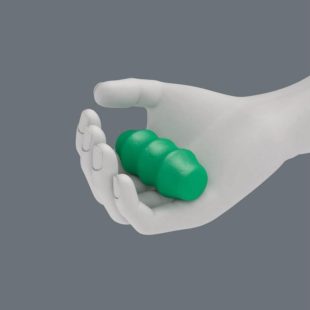 Una mano blanca sostiene un agarre verde de tres partes.
