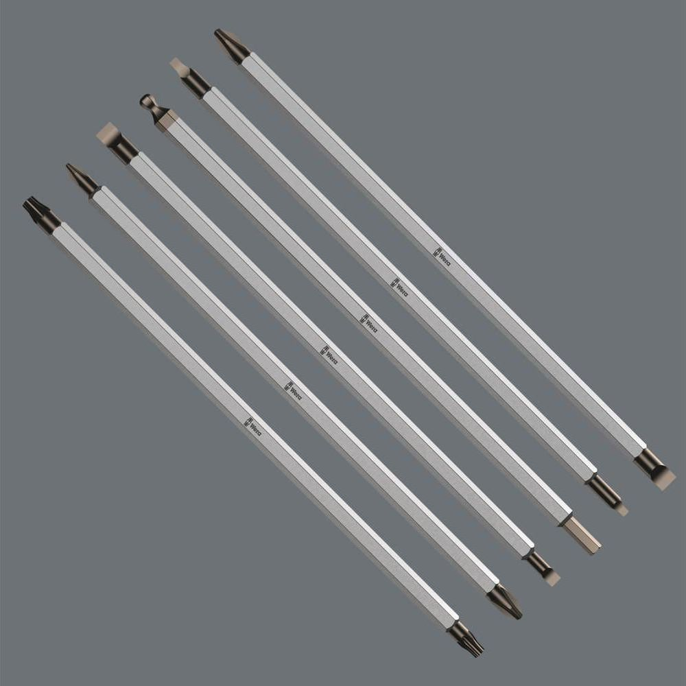 Seis puntas de destornillador plateadas con varias puntas sobre fondo gris.