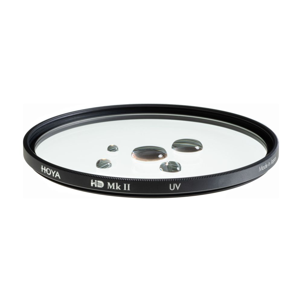 Hoya HD Mk II UV-Filter mit Wassertropfen auf Glas.