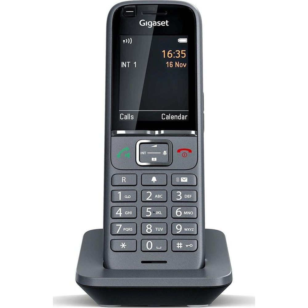 Un telefono cordless Gigaset grigio con tastiera e display su una base di ricarica.