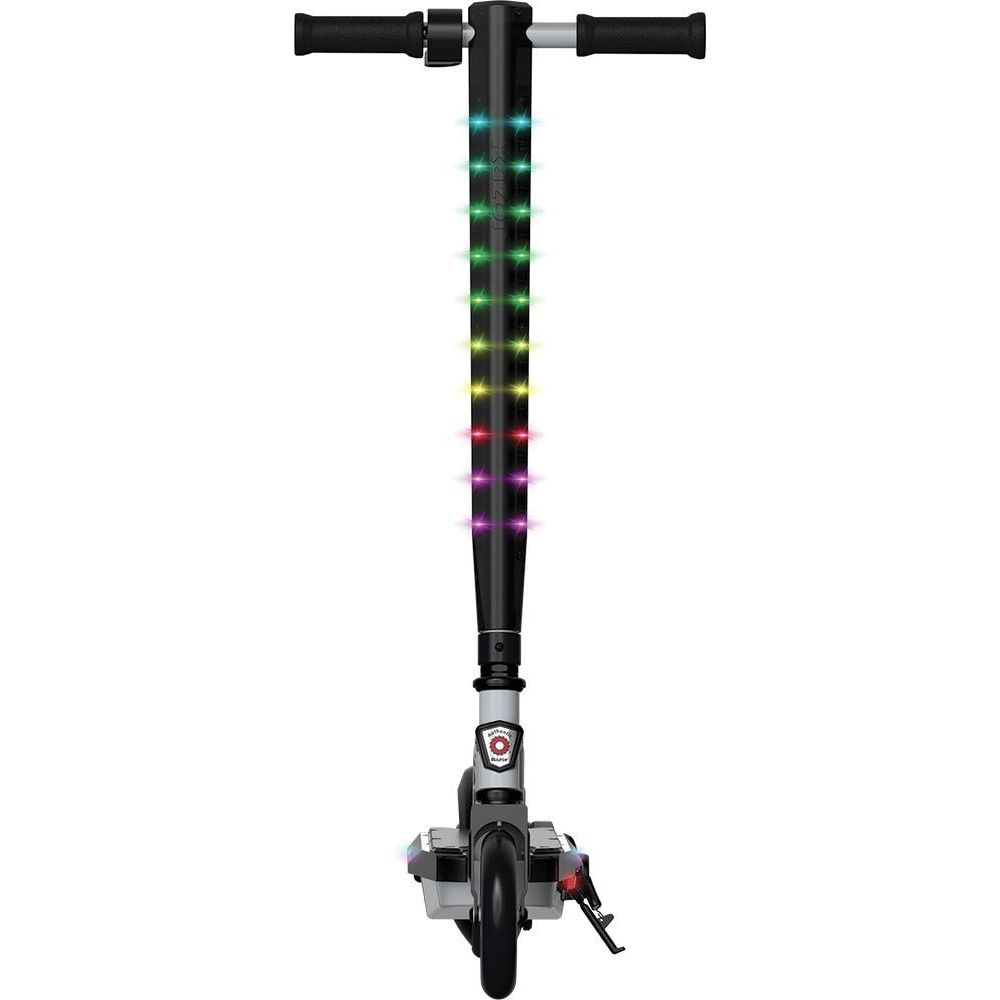 Czarna hulajnoga z kolorowymi światłami na kierownicy i pokładzie.