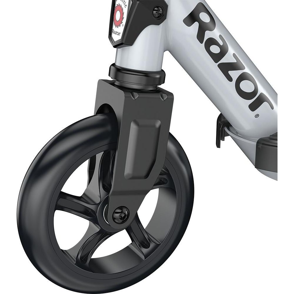 Zbliżenie szarej hulajnogi z czarnym kołem i logo "Razor".