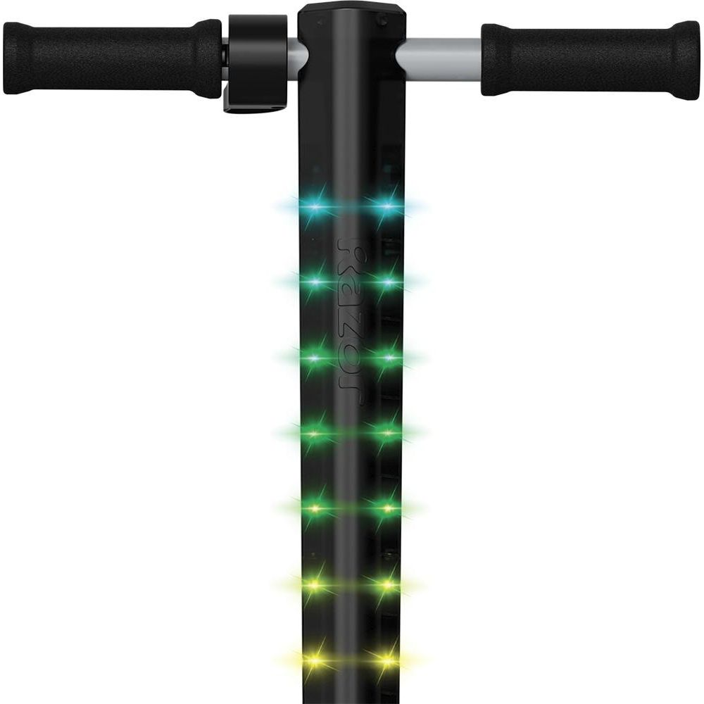 Czarna kierownica hulajnogi ze światłami i uchwytami.