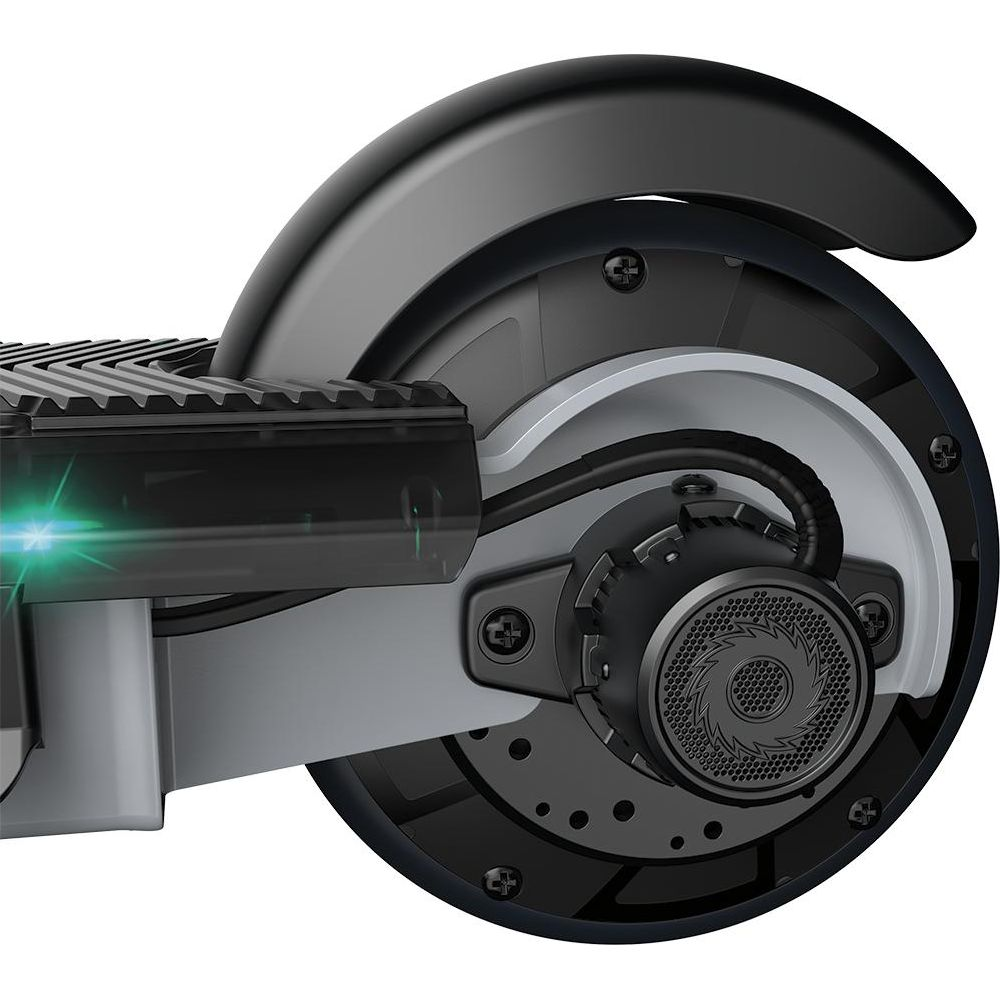 Zbliżenie tylnego koła, silnika i błotnika hulajnogi elektrycznej.