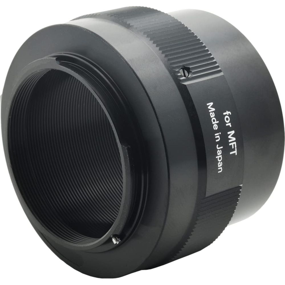 Un adattatore obiettivo nero per MFT, Made in Japan, con zigrinatura.
