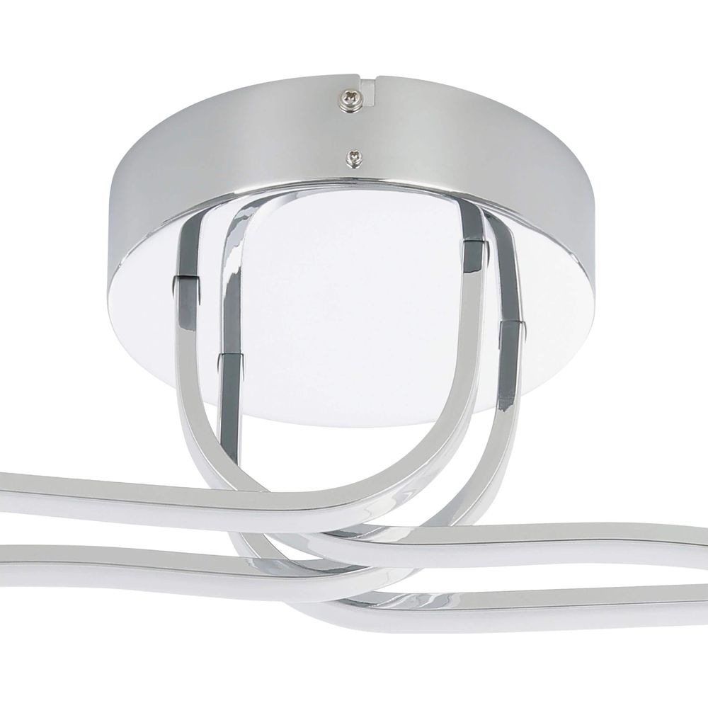 Nowoczesny wentylator sufitowy z błyszczącymi metalowymi ramionami i zintegrowanymi światłami LED.