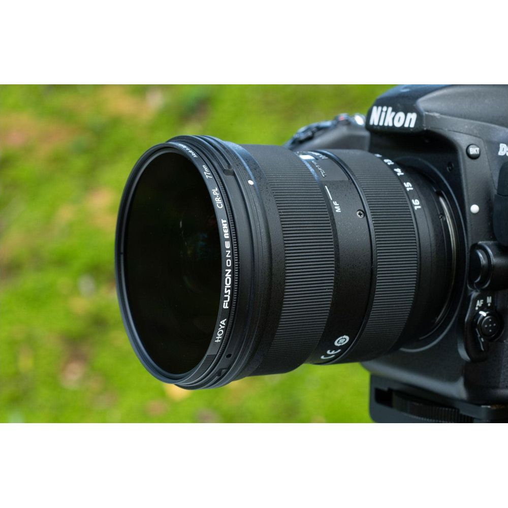 Nikon-Kamera mit einem Hoya Fusion One CIR-PL 77mm Objektivfilter im Vordergrund.