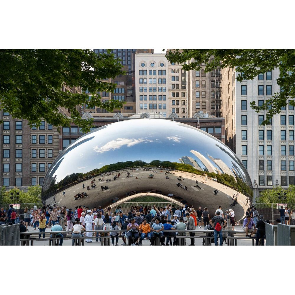 Ogromna, lustrzana rzeźba 'The Bean' odbija niebo i budynki miasta.