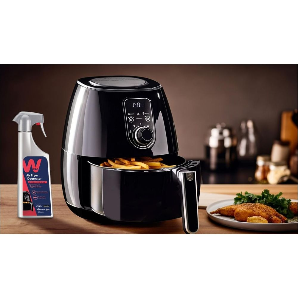 Friggitrice ad aria nera con patatine fritte, cibo fritto e spray pulente.