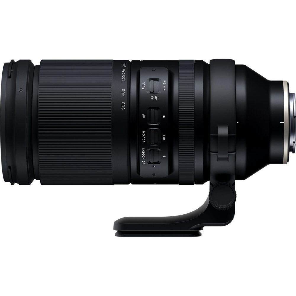 Een zwarte cameralens met zoomring en schakelaars.