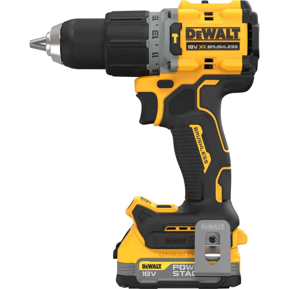 Une perceuse sans fil DeWalt jaune et noire avec mandrin métallique et bague de couple.