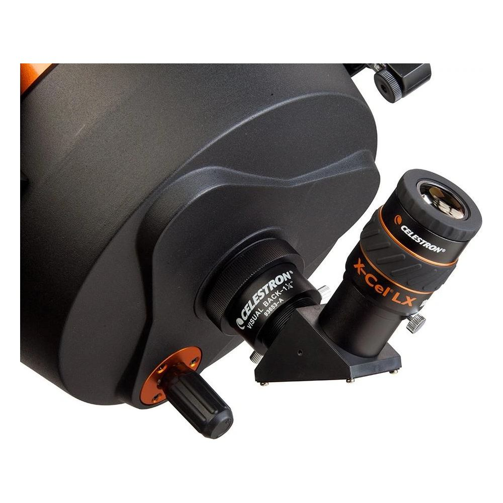 Gros plan d'un oculaire de télescope avec des détails orange et noirs.