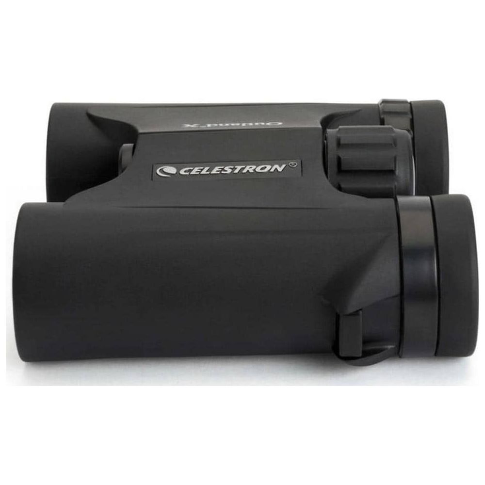 Binocolo Celestron nero con rotella di messa a fuoco e logo in primo piano su sfondo bianco.