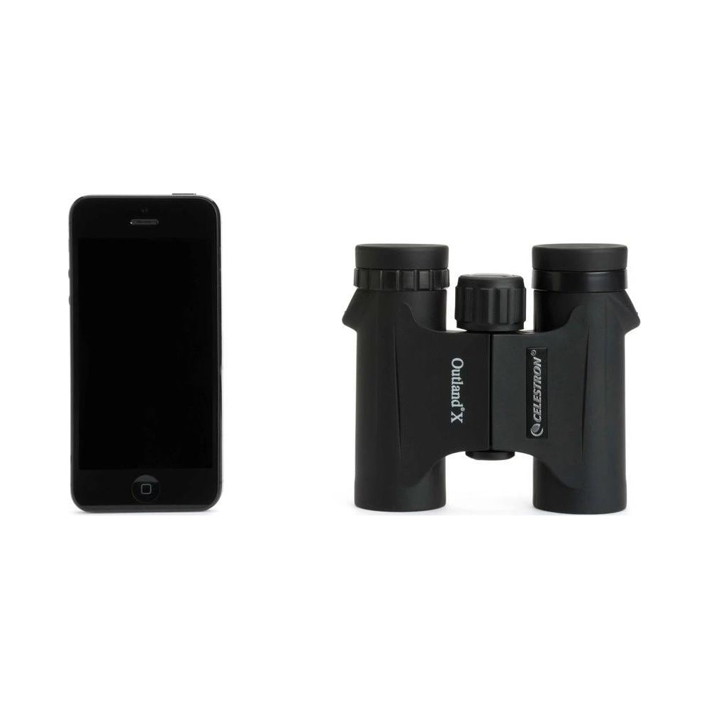 Uno smartphone nero e un binocolo nero uno accanto all'altro su bianco.