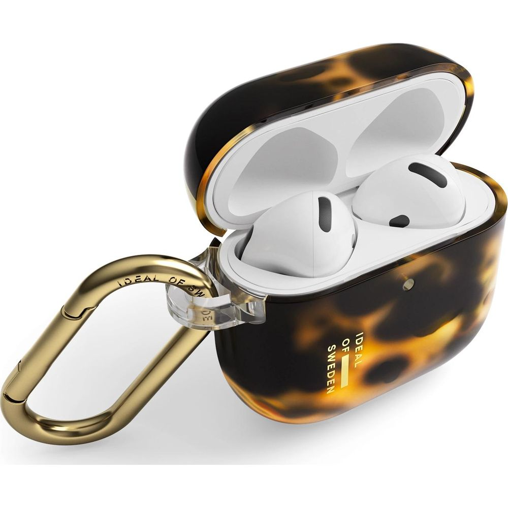 Braunes Schildkrötenmuster Hülle mit goldenem Karabiner und weißen Ohrhörern.