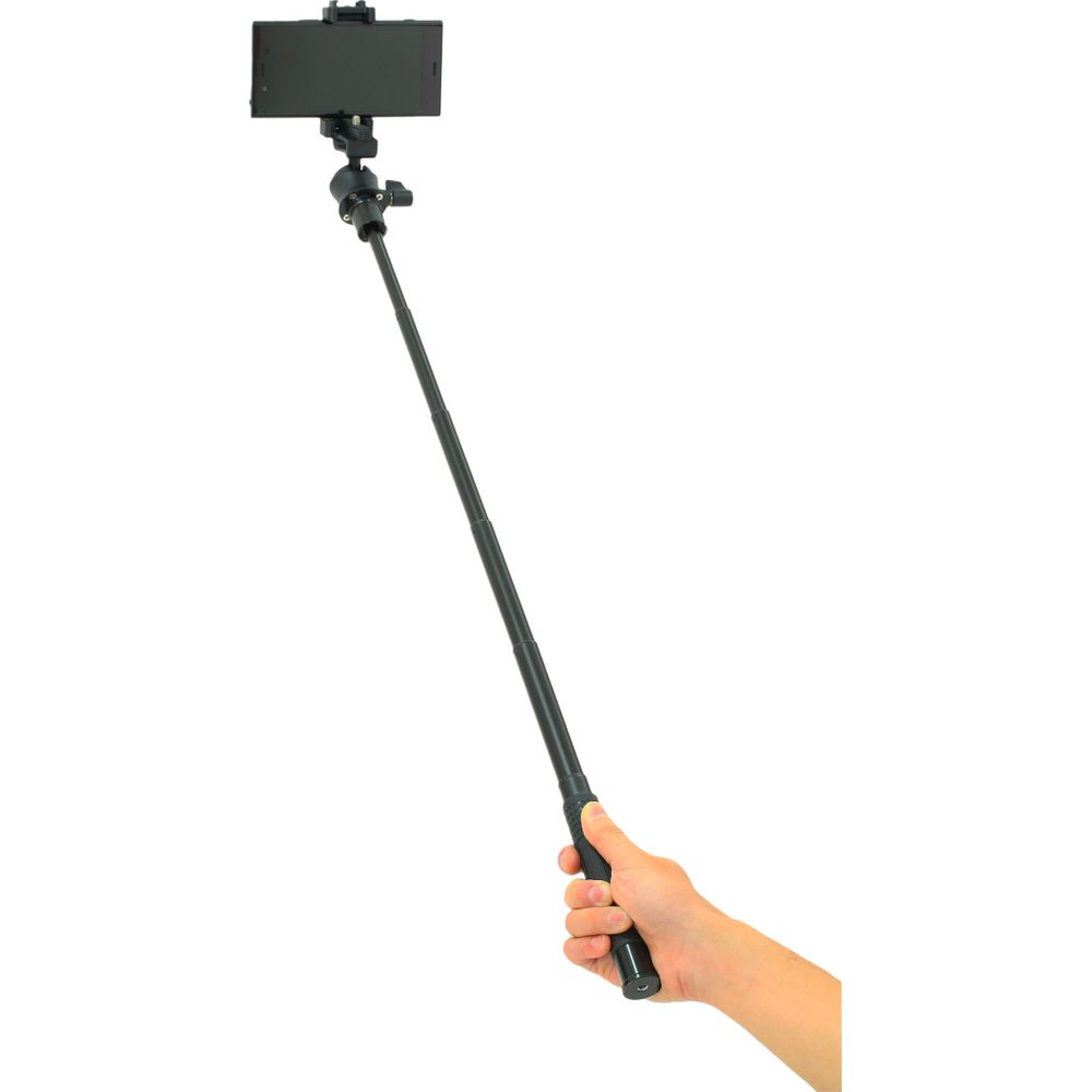 Una mano tiene un selfie stick estensibile con uno smartphone.