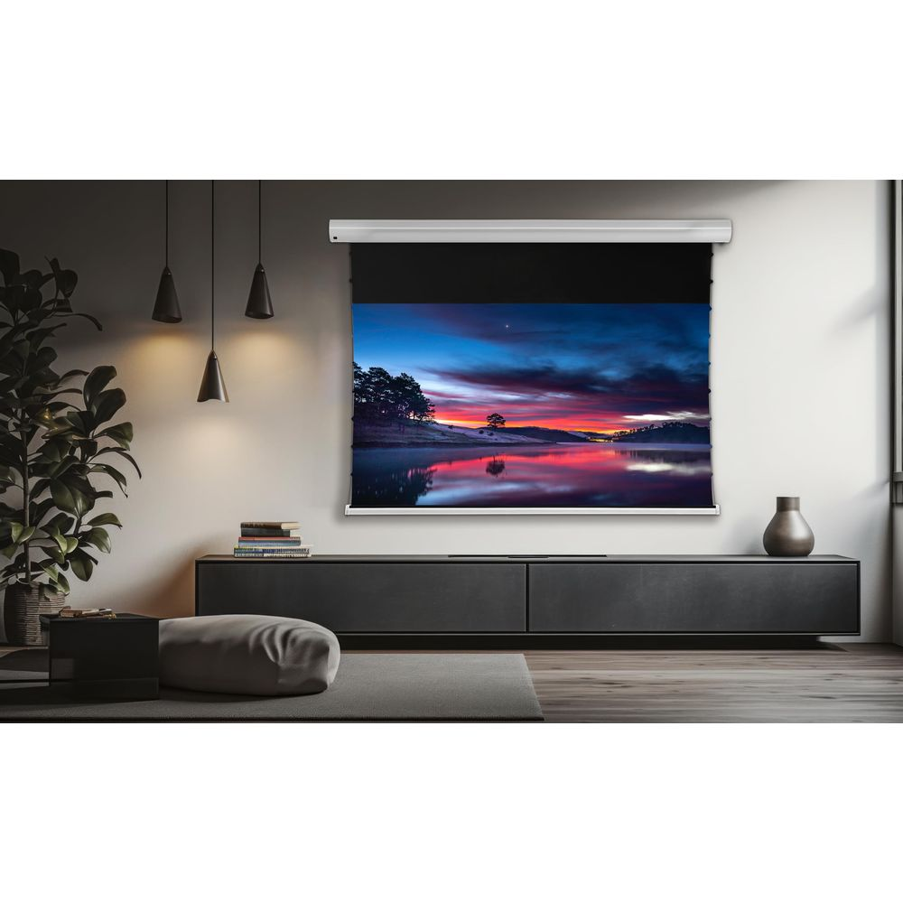 Ein Projektor zeigt einen Sonnenuntergang über einem See mit Bäumen im Vordergrund.