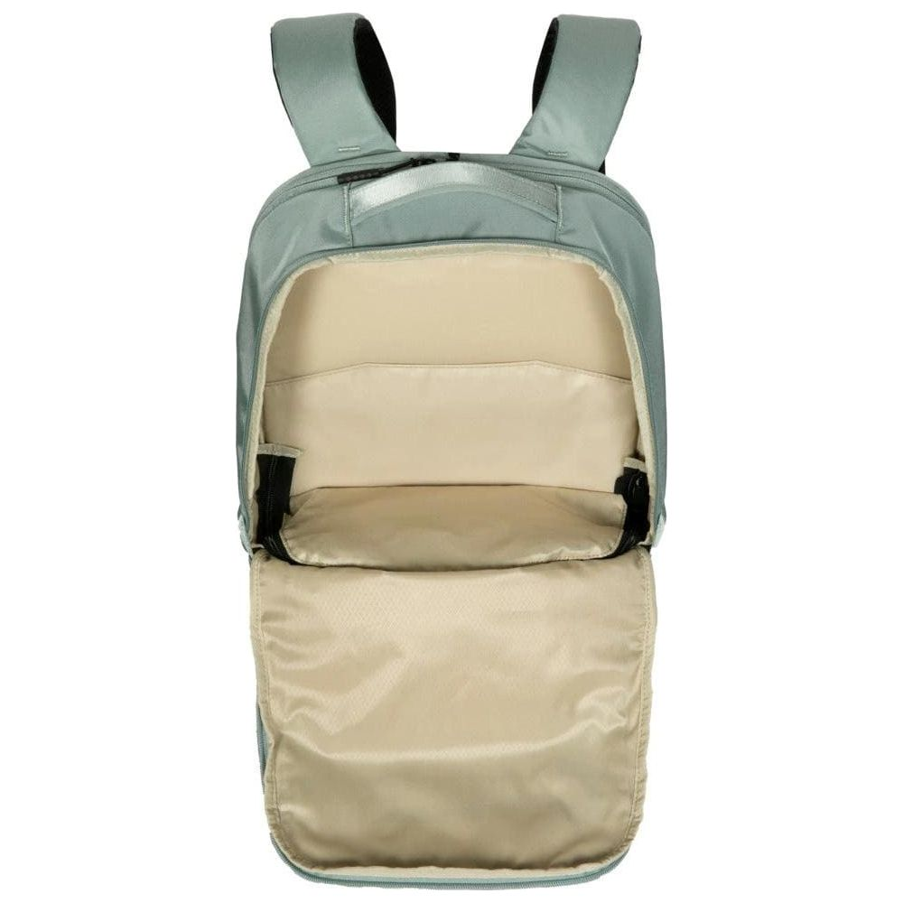 Uno zaino aperto, grigio chiaro, con fodera beige e due spallacci.