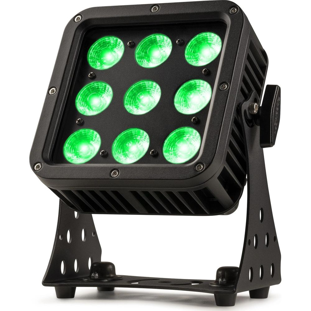 Una lámpara negra con nueve LEDs verdes sobre un soporte.
