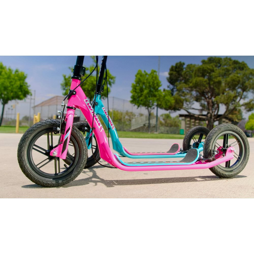Dwa różowe i turkusowe hulajnogi z dużymi kołami stoją na zewnątrz na asfalcie.