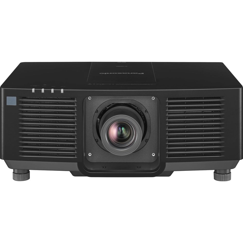 Ein schwarzer Panasonic Projektor mit Linse in der Mitte und Lüftungsschlitzen.