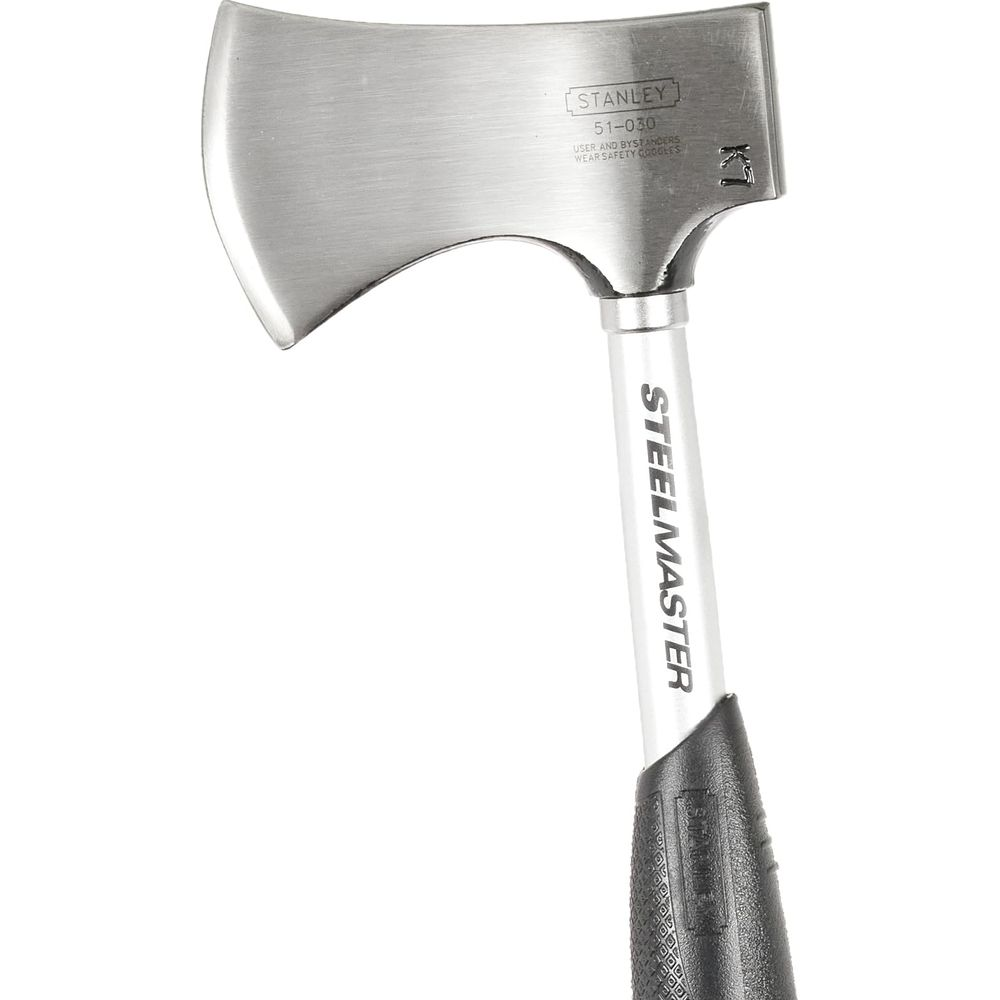 Beyaz zeminde STEELMASTER yazılı beyaz saplı gümüş balta.
