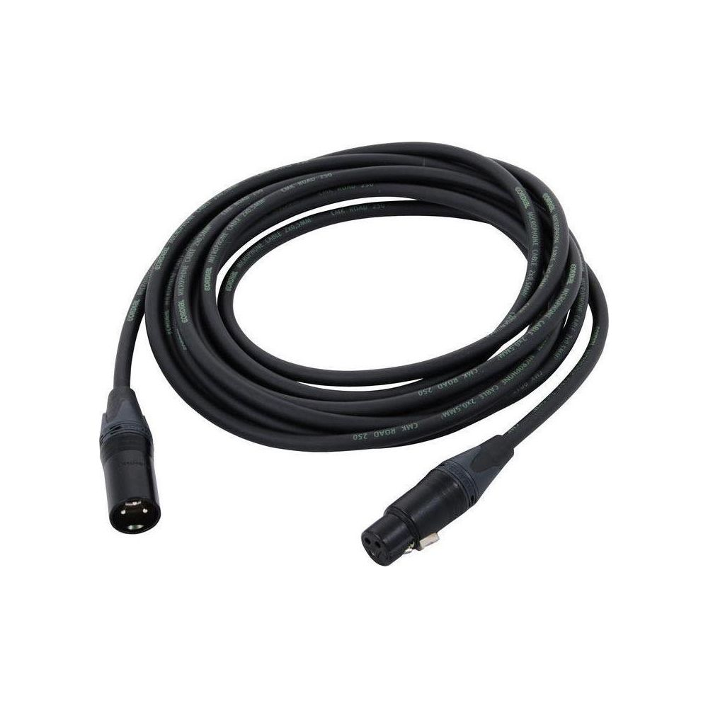 Cavo microfono nero con connettori XLR, arrotolato su sfondo bianco.