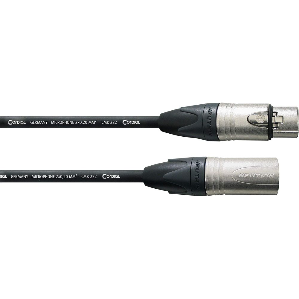 Due cavi audio neri con connettori Neutrik argentati ed etichette.